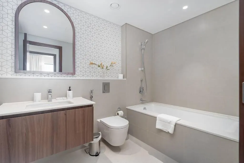 Apartment New Listing & Vida Creek Beach & Beach Access Dubai